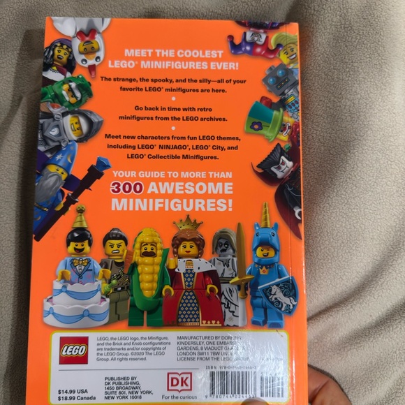 LEGO Minifigure Handbook - Orange and Red Cover used in great condition - Picture 14 of 14